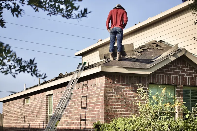 Professional roofer working on a residential roof in La Fresa